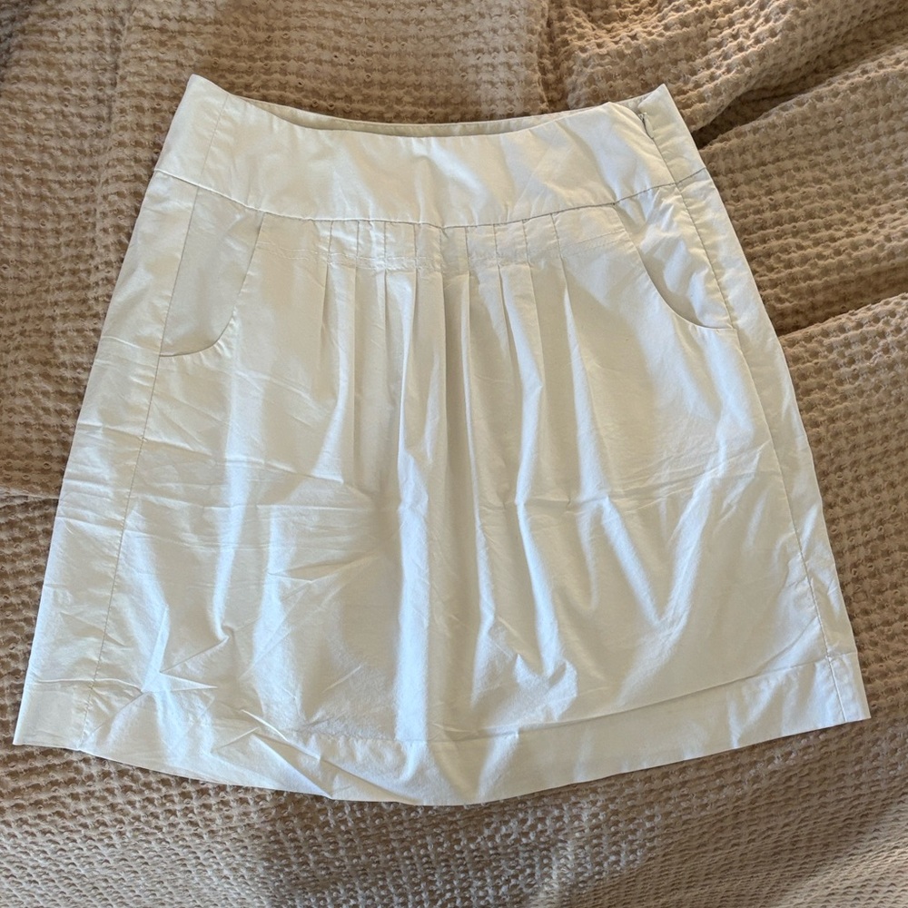 Banana Republic White Petite Skirt with Clean Silhouette